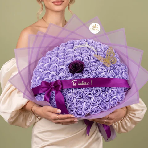 Buchet 101 trandafiri din sapun mov cu coronita
