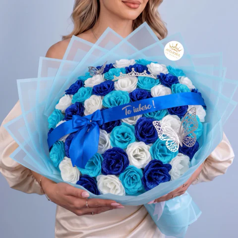 Buchet 51 trandafiri albastri si albi de sapun cu sclipici personalizat