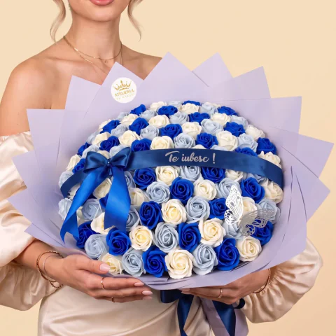 Buchet de flori albastru cu 101 trandafiri de sapun