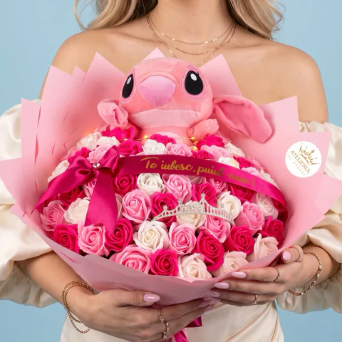 Buchet 61 flori cu Stich roz din flori de sapun