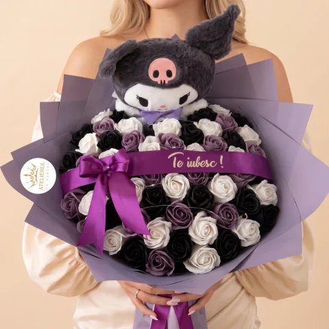 Buchet de flori Kuromi de plus 61 trandafiri de sapun