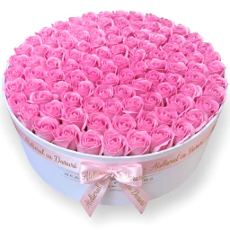 Aranjament floral cu trandafiri roz de sapun