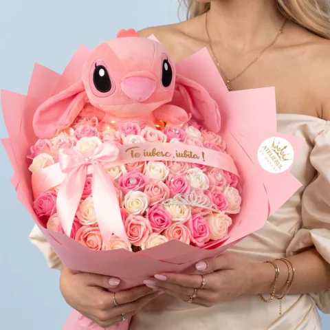 Buchet de flori cu Stitch roz cu coronita si mesaj