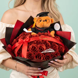 Buchet de flori pentru absolvire cu ursulet absolvent