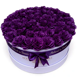 Aranjament floral din trandafiri cu sclipici mov inchis