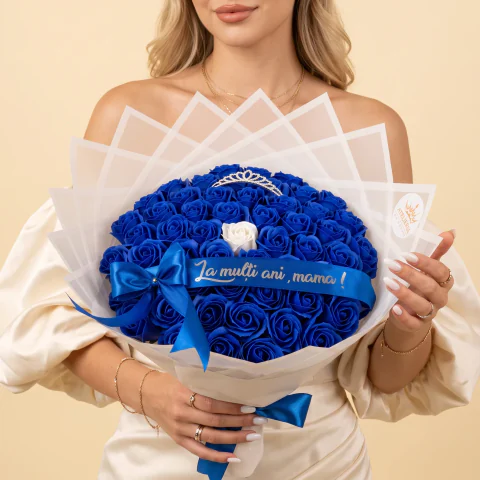 Buchet de flori cu 55 trandafiri albastri si unul alb