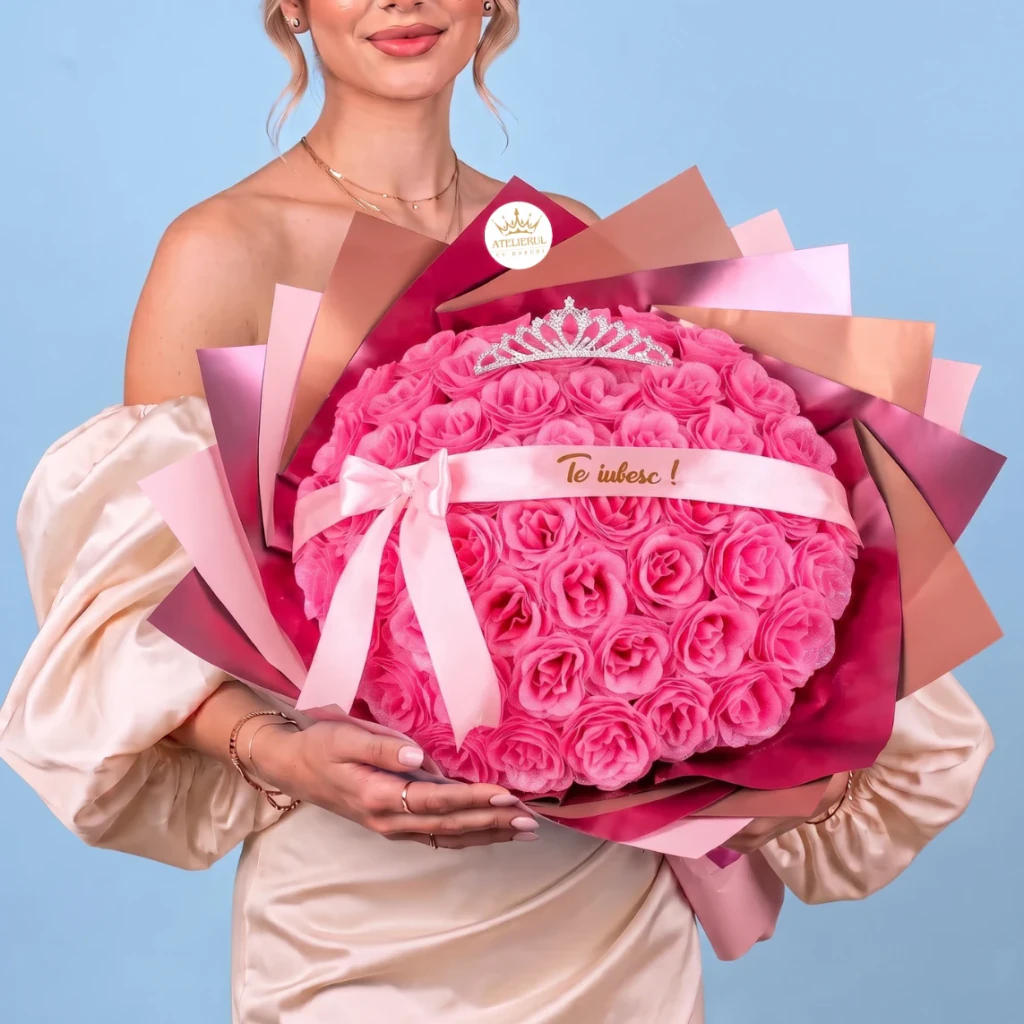 Buchet 51 trandafiri roz cu sclipici personalizat cu coronita