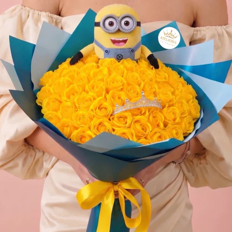 Buchet de flori cu minion de plus 61 trandafiri de sapun