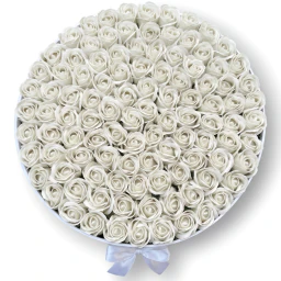 Aranjament floral cu trandafiri albi de sapun