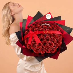 Buchet 51 trandafiri rosii cu sclipici coronita