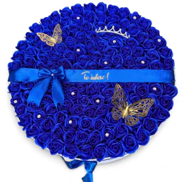 Aranjament floral cu trandafiri albastru regal de sapun